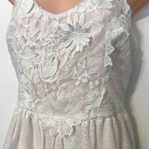 Strut and Bolt floral lace midi dress - Picture 2 of 4